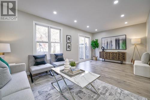 4039 Farrier Court, Mississauga, ON - Indoor Photo Showing Living Room