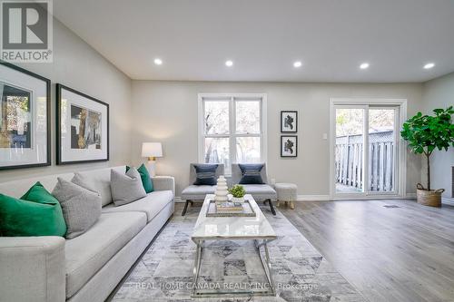 4039 Farrier Court, Mississauga, ON - Indoor Photo Showing Living Room