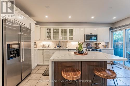 453 Pondview Place, Oakville, ON - Indoor Photo Showing Kitchen With Upgraded Kitchen