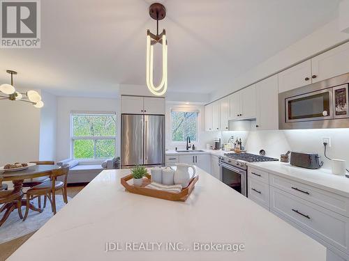 17 - 95 Weldrick Road E, Richmond Hill, ON - Indoor Photo Showing Kitchen With Upgraded Kitchen