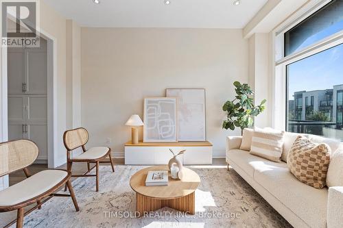 26 Carrville Woods Circle, Vaughan, ON - Indoor Photo Showing Living Room