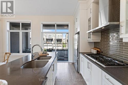 26 Carrville Woods Circle, Vaughan, ON - Indoor Photo Showing Kitchen With Double Sink With Upgraded Kitchen