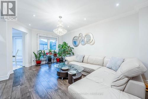 5202 Buttermill Court, Mississauga, ON - Indoor Photo Showing Living Room