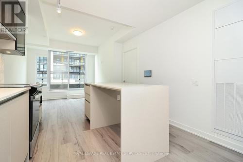 323 - 395 Dundas Street W, Oakville, ON - Indoor Photo Showing Kitchen