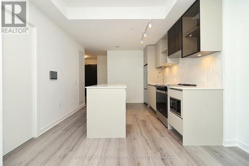 323 - 395 Dundas Street W, Oakville, ON - Indoor Photo Showing Kitchen