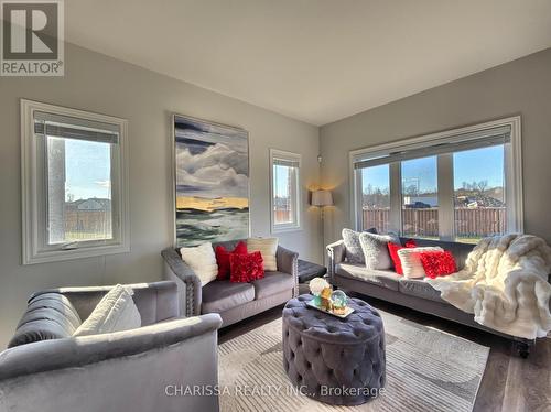 164 Sunflower Place, Welland, ON - Indoor Photo Showing Living Room