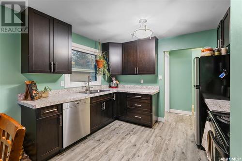 28 Anderson Crescent, Saskatoon, SK - Indoor Photo Showing Kitchen With Double Sink