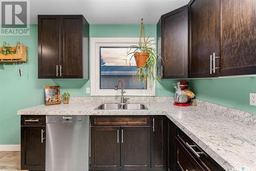 28 Anderson Crescent, Saskatoon, SK - Indoor Photo Showing Kitchen With Double Sink