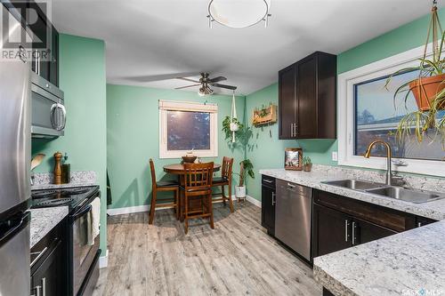 28 Anderson Crescent, Saskatoon, SK - Indoor Photo Showing Kitchen With Double Sink With Upgraded Kitchen