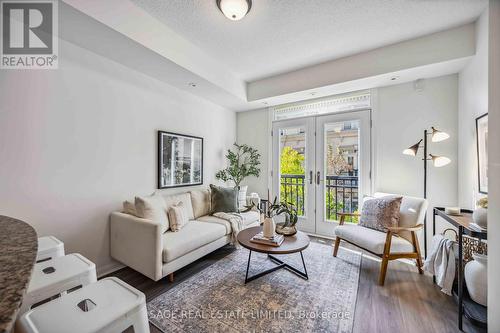 Th32 - 78 Carr Street, Toronto, ON - Indoor Photo Showing Living Room