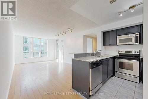 516 - 185 Legion Road N, Toronto, ON - Indoor Photo Showing Kitchen