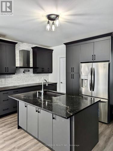 714 Daimler Parkway E, Welland, ON - Indoor Photo Showing Kitchen With Upgraded Kitchen