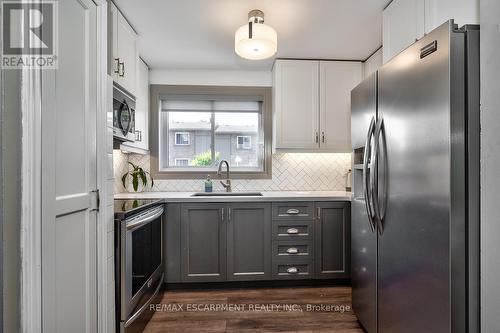 20 - 63 Fonthill Road, Hamilton, ON - Indoor Photo Showing Kitchen With Upgraded Kitchen