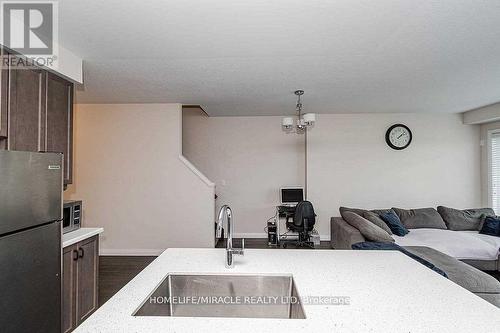 18 - 35 Midhurst Heights, Hamilton, ON - Indoor Photo Showing Kitchen