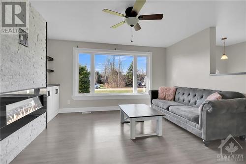 Family room - 4715 Kelso Street, Prescott, ON - Indoor Photo Showing Living Room