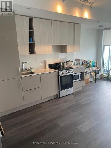 4305 - 3900 Confederation Parkway, Mississauga, ON - Indoor Photo Showing Kitchen