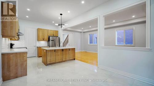 22 Temple Avenue, East Gwillimbury, ON - Indoor Photo Showing Kitchen