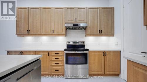 22 Temple Avenue, East Gwillimbury, ON - Indoor Photo Showing Kitchen