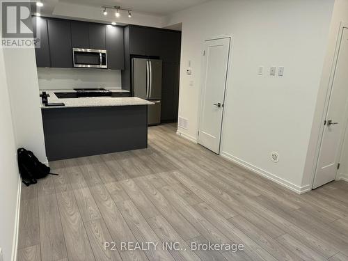 143 - 15 Lytham Green Circle, Newmarket, ON - Indoor Photo Showing Kitchen