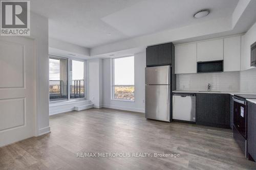 1806W - 202 Burnhamthorpe Road E, Mississauga, ON - Indoor Photo Showing Kitchen With Stainless Steel Kitchen