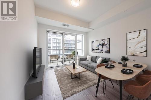 623 - 395 Dundas Street W, Oakville, ON - Indoor Photo Showing Living Room