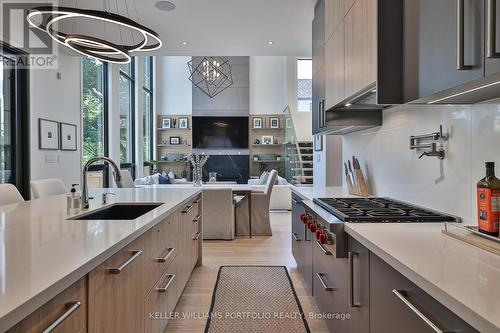 537 Warminster Drive, Oakville, ON - Indoor Photo Showing Kitchen With Upgraded Kitchen