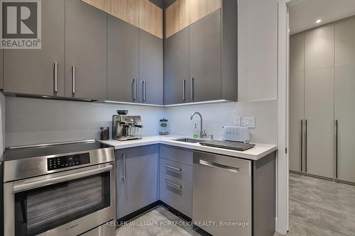 537 Warminster Drive, Oakville, ON - Indoor Photo Showing Kitchen