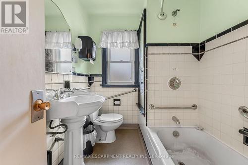 371 Niagara Street, Welland, ON - Indoor Photo Showing Bathroom