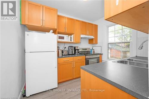 117 Fairleigh Avenue S, Hamilton, ON - Indoor Photo Showing Kitchen With Double Sink