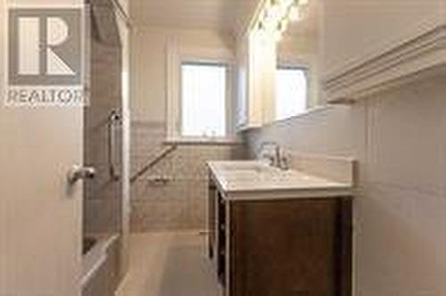 617 Lock Street W, Haldimand, ON - Indoor Photo Showing Bathroom