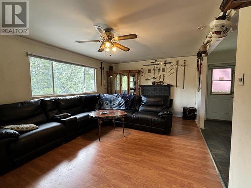 5113 Medeek Avenue, Terrace, BC - Indoor Photo Showing Living Room