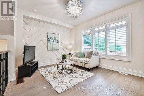 1562 Edencrest Drive, Mississauga, ON - Indoor Photo Showing Living Room