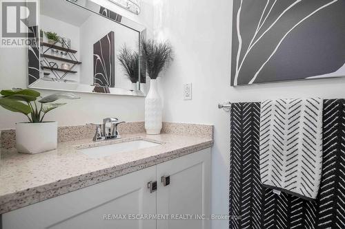 35 Quincy Court, Hamilton, ON - Indoor Photo Showing Bathroom