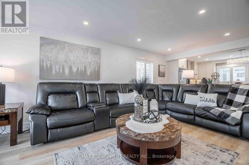 35 Quincy Court, Hamilton, ON - Indoor Photo Showing Living Room