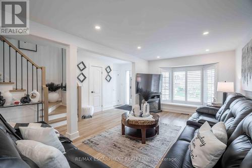 35 Quincy Court, Hamilton, ON - Indoor Photo Showing Living Room