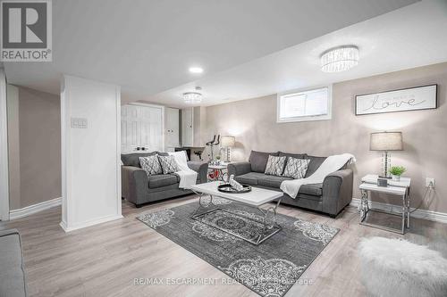 35 Quincy Court, Hamilton, ON - Indoor Photo Showing Living Room