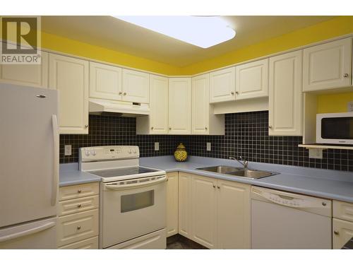 940 Glenwood Avenue Unit# 104, Kelowna, BC - Indoor Photo Showing Kitchen With Double Sink