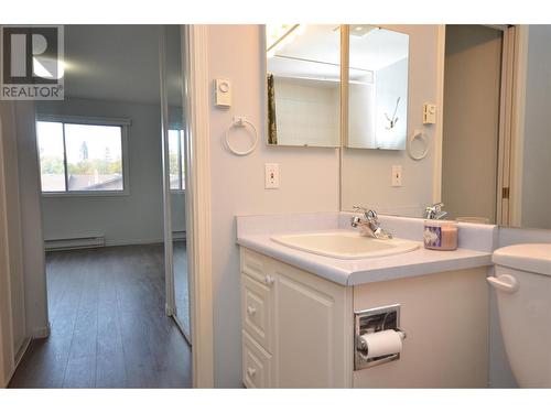 940 Glenwood Avenue Unit# 104, Kelowna, BC - Indoor Photo Showing Bathroom