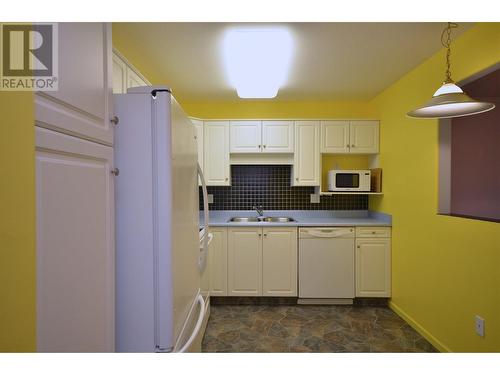 940 Glenwood Avenue Unit# 104, Kelowna, BC - Indoor Photo Showing Kitchen With Double Sink