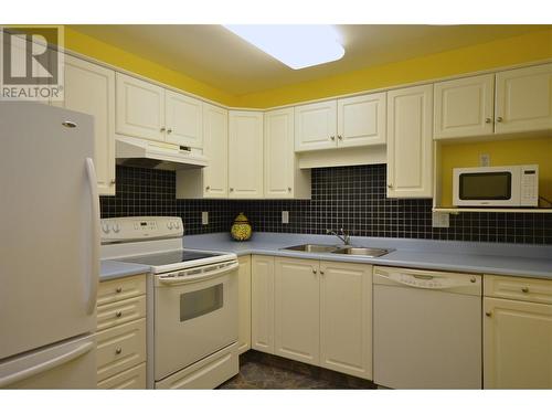 940 Glenwood Avenue Unit# 104, Kelowna, BC - Indoor Photo Showing Kitchen With Double Sink