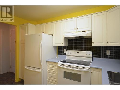 940 Glenwood Avenue Unit# 104, Kelowna, BC - Indoor Photo Showing Kitchen