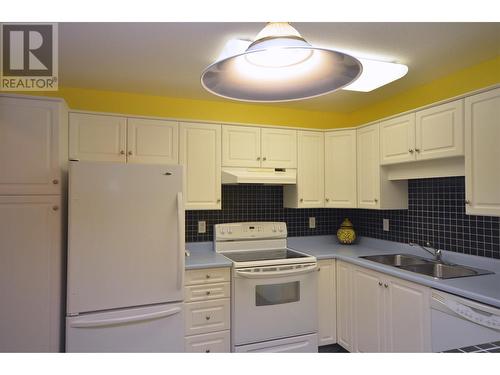 940 Glenwood Avenue Unit# 104, Kelowna, BC - Indoor Photo Showing Kitchen With Double Sink