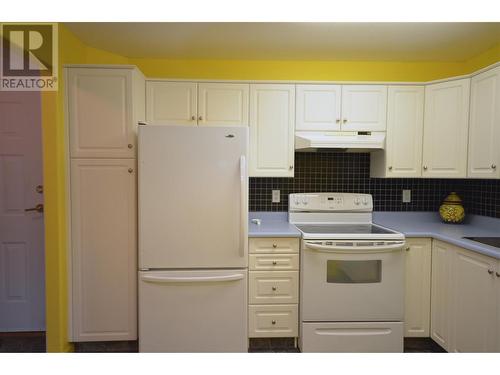 940 Glenwood Avenue Unit# 104, Kelowna, BC - Indoor Photo Showing Kitchen