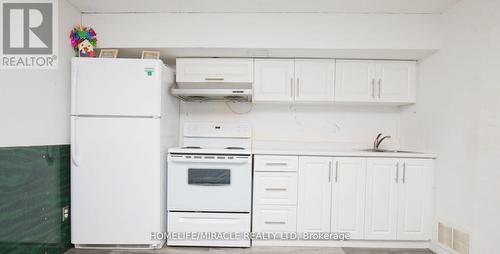 8 Hillbank Trail, Brampton, ON - Indoor Photo Showing Kitchen