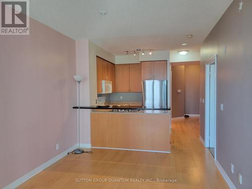 1605 - 3939 Duke Of York Boulevard, Mississauga, ON - Indoor Photo Showing Kitchen