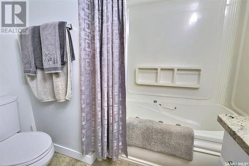 18 Park Bay, Emerald Park, SK - Indoor Photo Showing Bathroom