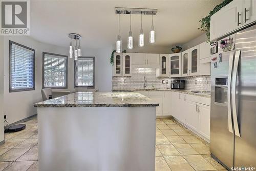 18 Park Bay, Emerald Park, SK - Indoor Photo Showing Kitchen With Upgraded Kitchen