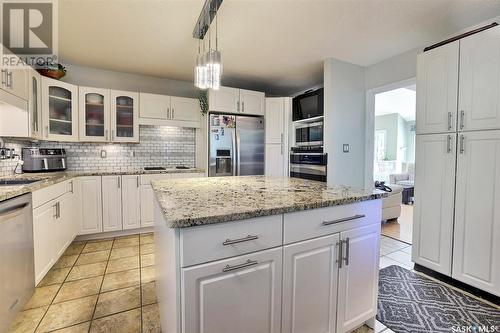 18 Park Bay, Emerald Park, SK - Indoor Photo Showing Kitchen With Upgraded Kitchen