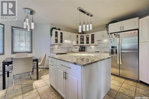 18 Park Bay, Emerald Park, SK - Indoor Photo Showing Kitchen With Upgraded Kitchen