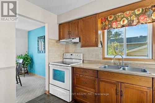 3949 Vineyard Crescent, Lincoln, ON - Indoor Photo Showing Kitchen With Double Sink